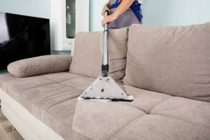 5 Keuntungan Menggunakan Jasa Pembersih Sofa